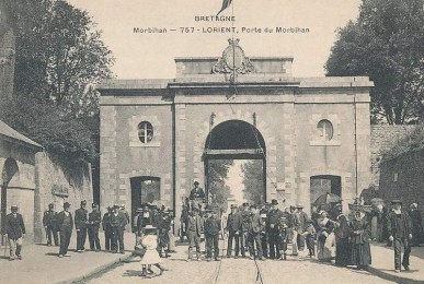 Porte et place du Morbihan - vue de l'intérieur
