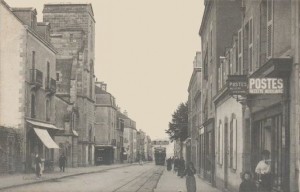 Rue Carnot - vue après l'église Sainte Anne d'Arvor en direction du pont tournant