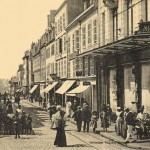 Rue de la Patrie et le magasin Modern Galeries à l'angle de la place Alsace Lorraine