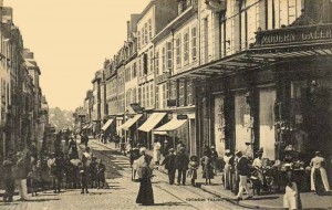 Rue de la Patrie et le magasin Modern Galeries à l'angle de la place Alsace Lorraine
